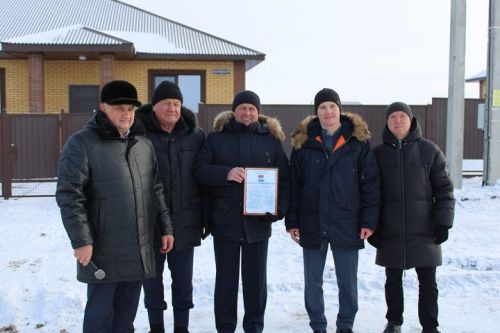 Новоселье в преддверии праздника: десять семей работников «Шешмаойл» получили ключи от новых домов