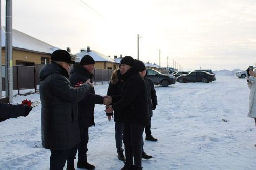 Новоселье в преддверии праздника: десять семей работников «Шешмаойл» получили ключи от новых домов