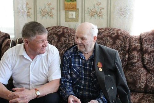 Глава района Вячеслав Козлов вручил медали труженикам тыла Новошешминска