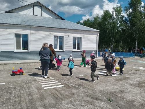 «Светофор спешит на помощь»: урок безопасности для малышей
