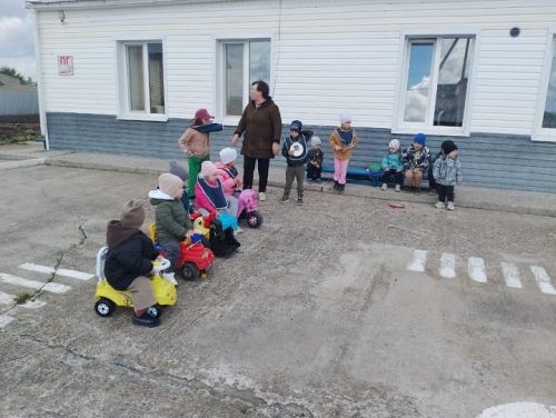 «Светофор спешит на помощь»: урок безопасности для малышей