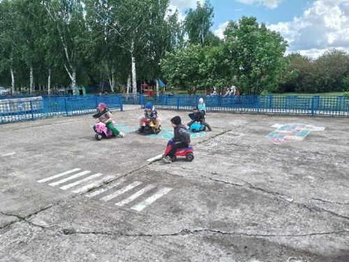 «Светофор спешит на помощь»: урок безопасности для малышей