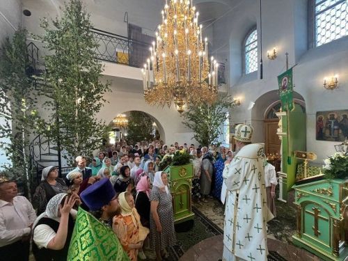 В Духов день в Новошешминском Троицком храме службу провел епископ Пахомий