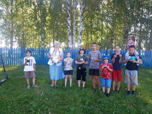 В Ленинском сельском поселении волонтеры продолжают акцию «Красная гвоздика»