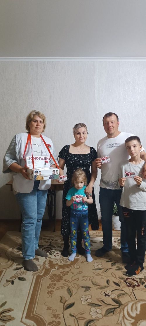 В Ленинском сельском поселении волонтеры продолжают акцию «Красная гвоздика»