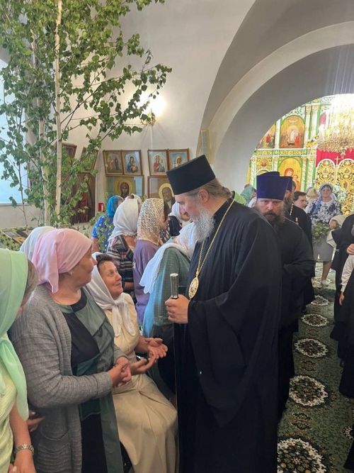 В Духов день в Новошешминском Троицком храме службу провел епископ Пахомий