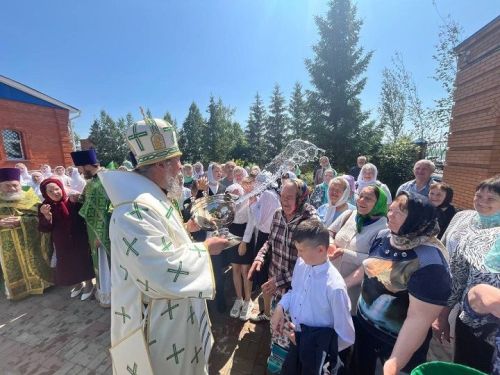 В Духов день в Новошешминском Троицком храме службу провел епископ Пахомий