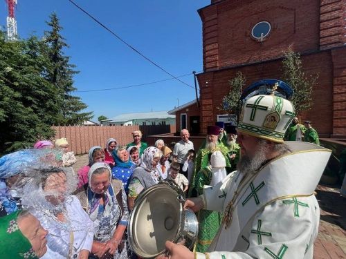 В Духов день в Новошешминском Троицком храме службу провел епископ Пахомий
