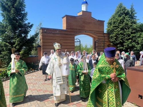 В Духов день в Новошешминском Троицком храме службу провел епископ Пахомий