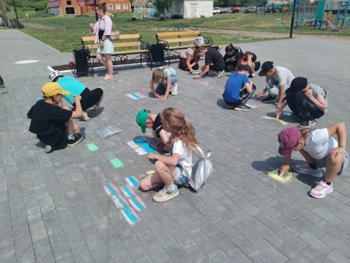 Конкурс рисунков на асфальте «Мы рисуем Россию!» прошел в Петропавловском СДК