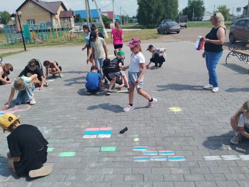 Конкурс рисунков на асфальте «Мы рисуем Россию!» прошел в Петропавловском СДК