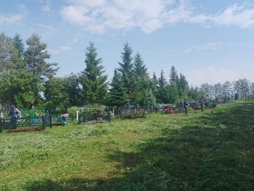 В Акбуре очистили кладбище