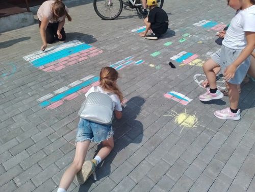 Конкурс рисунков на асфальте «Мы рисуем Россию!» прошел в Петропавловском СДК