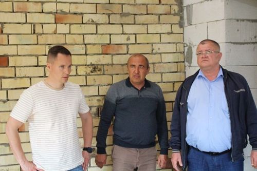 Контроль на объектах: Егор Тарнавский проверил ход строительства в районе