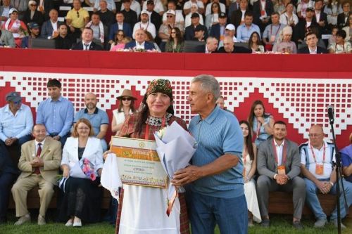Народный ансамбль «СУРЭКЭ» из села Ленино получил сертификат на пошив костюмов от Главы Татарстана