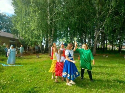 «На Ивана, на Купала»: праздник солнца, трав и веселья на детской площадке