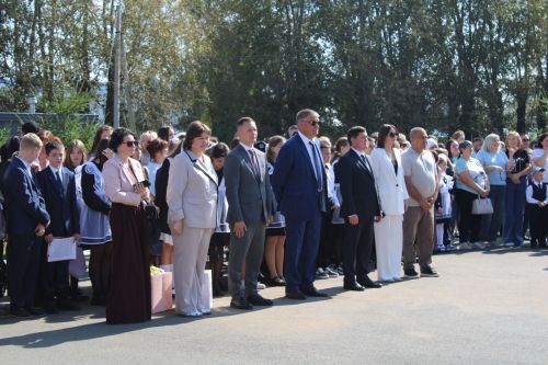 1 сентября в обновленную Новошешминскую гимназию пришли учиться 305 детей (фоторепортаж)