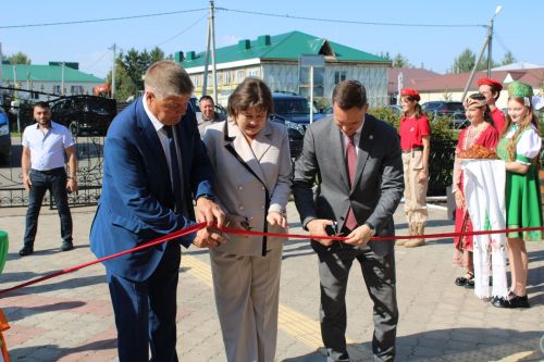 1 сентября в обновленную Новошешминскую гимназию пришли учиться 305 детей (фоторепортаж)
