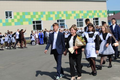 1 сентября в обновленную Новошешминскую гимназию пришли учиться 305 детей (фоторепортаж)