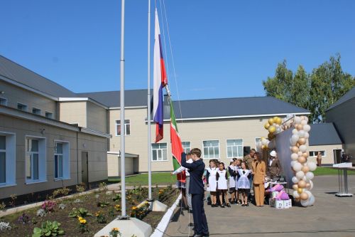 1 сентября в обновленную Новошешминскую гимназию пришли учиться 305 детей (фоторепортаж)