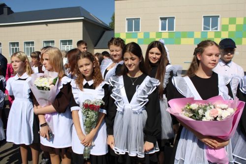 1 сентября в обновленную Новошешминскую гимназию пришли учиться 305 детей (фоторепортаж)