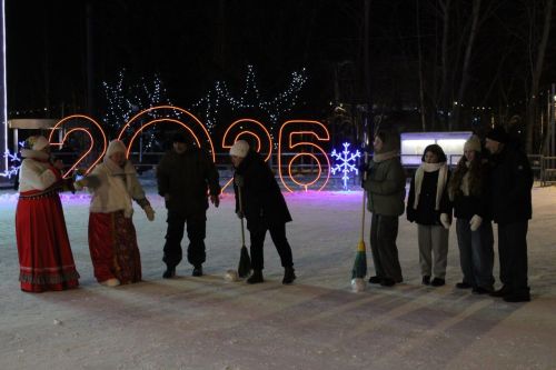 Мороз? Не помеха! Как у главной ёлки района праздновали Новый год с метлами и валенками