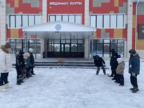 «Зимние забавы» у главной ёлки: снежный футбол, игры и отличное настроение!