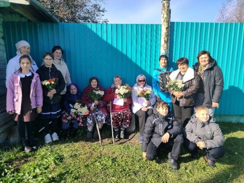 Концерт «Моя золотая осень» прошел у дома ветерана труда Гульфии апы