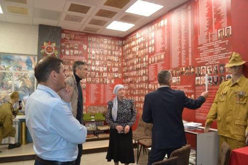Республика һәм район вәкилләре Зирекле авыл җирлегендәге Мидхәт Газымов исемендәге музейга килделәр