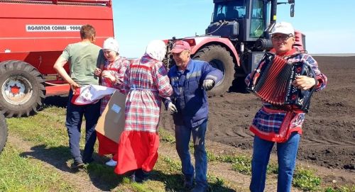 «Спасибо тем, кто пашет до заката»: работники  Чувчебоксарского ДК выехали в поле, чтобы обнять хлеборобов
