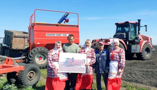 «Спасибо тем, кто пашет до заката»: работники  Чувчебоксарского ДК выехали в поле, чтобы обнять хлеборобов