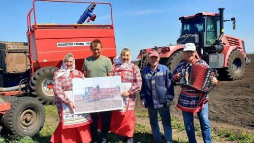 «Спасибо тем, кто пашет до заката»: работники  Чувчебоксарского ДК выехали в поле, чтобы обнять хлеборобов