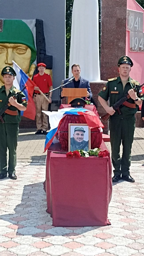 В поселке Красный Октябрь простились с бойцом, погибшим в зоне СВО