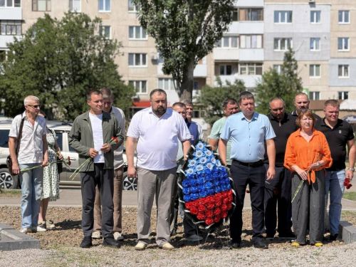 Ринат Садыков возложил цветы к мемориалу освободителям Лисичанска
