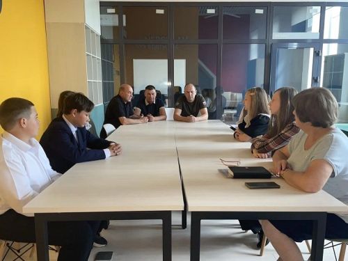За рулем, под огнем и с верой в победу: урок мужества в Молодежном центре