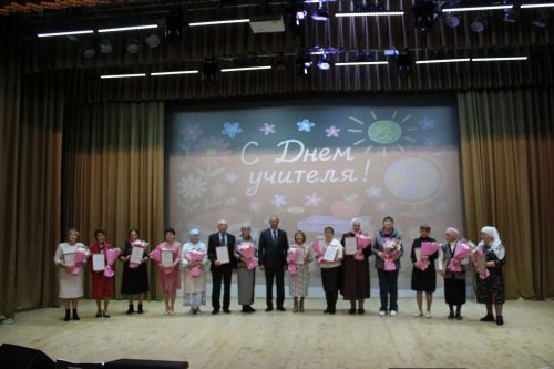 В преддверии Дня учителя в РДК чествовали педагогов района (фоторепортаж)