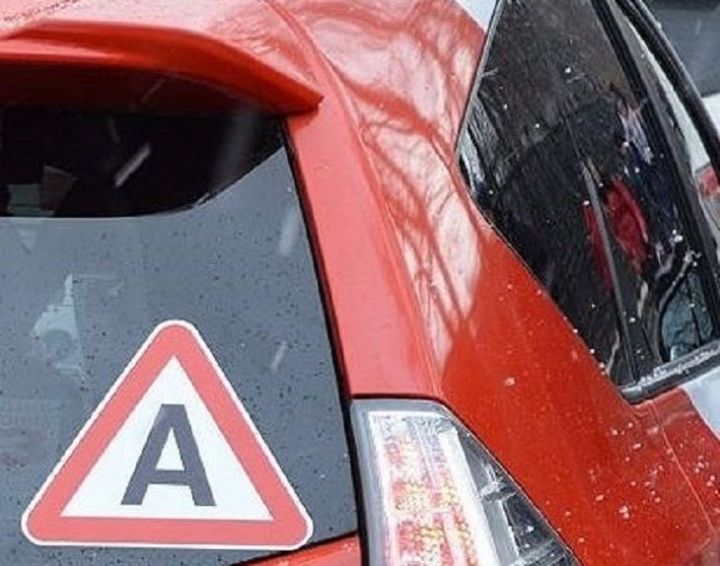 В России ввели наклейку с буквой «А» на автомобили