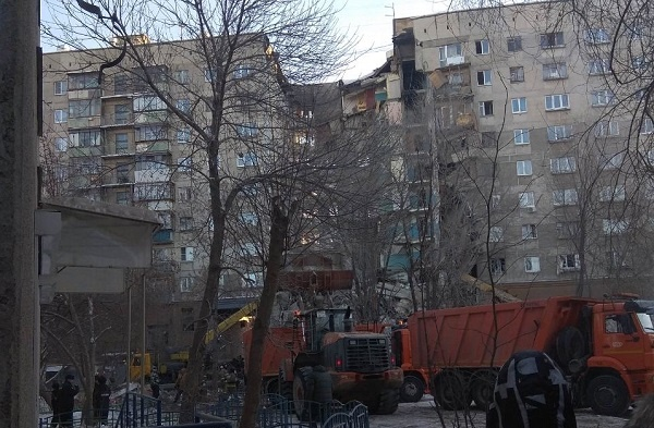 В Магнитогорске из-за взрыва газа обрушился подъезд жилого дома. Есть погибшие, судьба десятков человек неизвестна