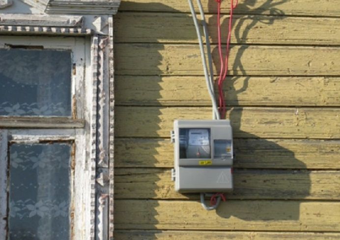 Требуют вынести электросчетчик на фасад дома. Насколько это законно? Судебная практика