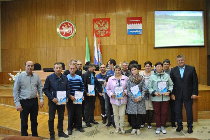 В Новошешминске хозяевам ЛПХ вручили доильные аппараты по муниципальной программе поддержки ЛПХ «50х50»