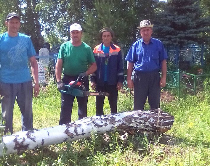 В Ак Буре  жители благоустроили кладбище