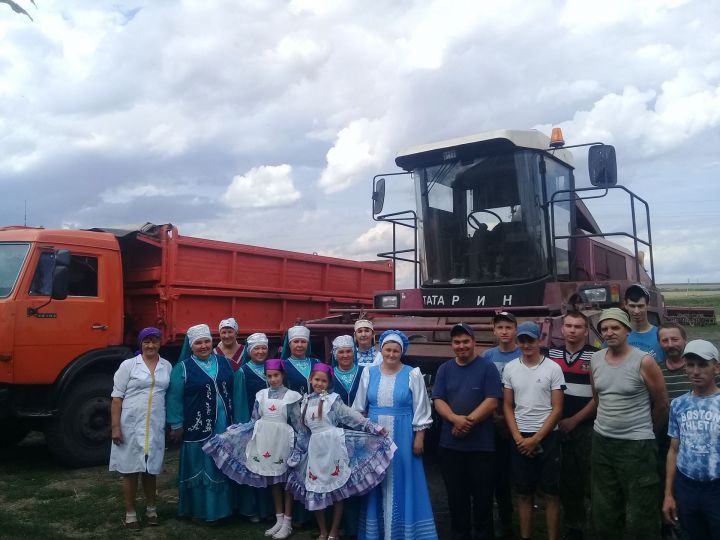 В минуты короткого отдыха агитбригады Новошешминского района радуют хлеборобов