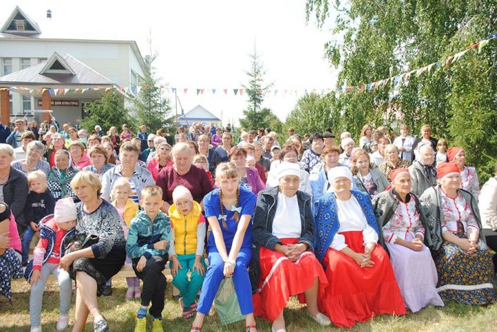 Жители и гости села Слобода Черемуховая весело и вкусно отпраздновали медовый спас