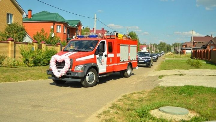 На свадьбе в Татарстане  жених с невестой торжественно ехали на пожарной автомашине