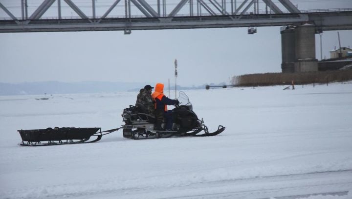 В Татарстане под лед провалились три снегохода и четыре человека