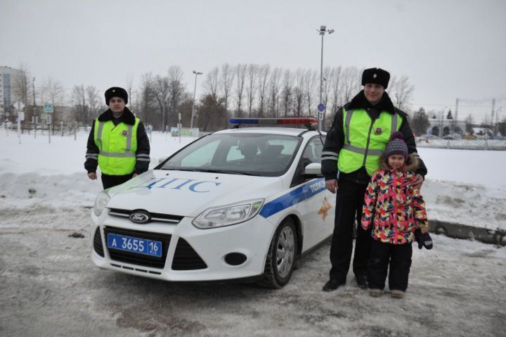 В Татарстане сотрудники ГИБДД спасли девочку, которая чуть не умерла в автомобиле