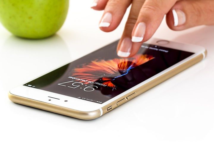 Ученые выяснили, сколько живет коронавирус на купюрах и смартфонах