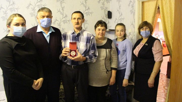 Глава Новошешминского района в рамках декады «Сильных людей» посещает на дому его жителей