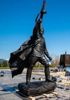 Бронзовый монумент Воину-победителю открылся сегодня в Казани