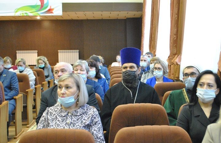 8 жителей Новошешминского района награждены за большой вклад в развитие местного самоуправления